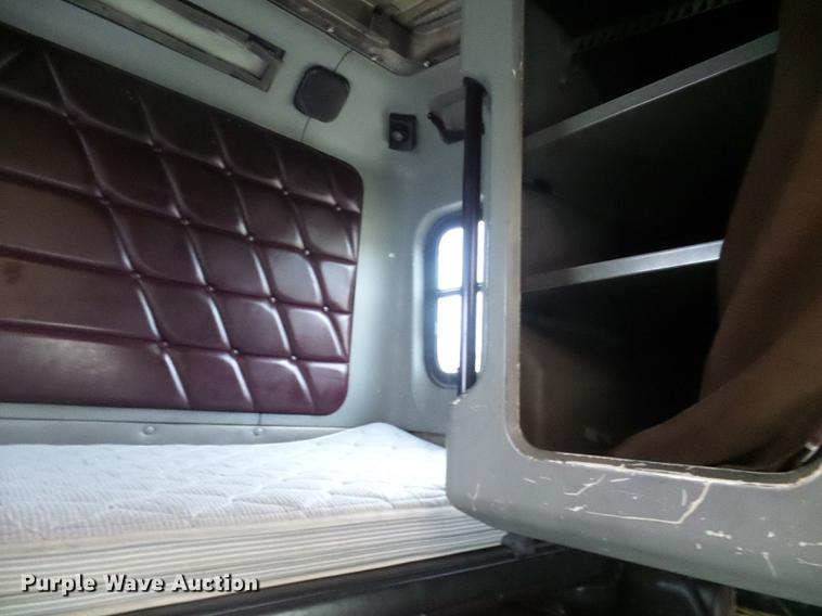 image for item DF7269 2000 Freightliner FLD semi truck