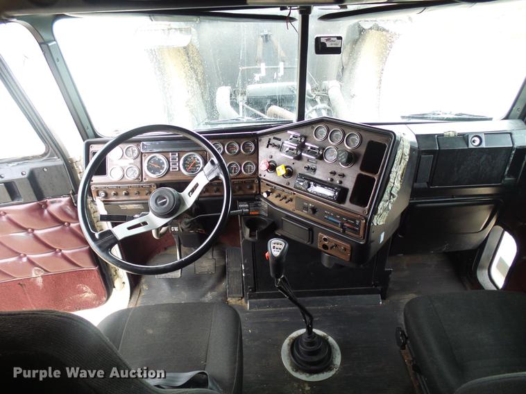 image for item DF7269 2000 Freightliner FLD semi truck