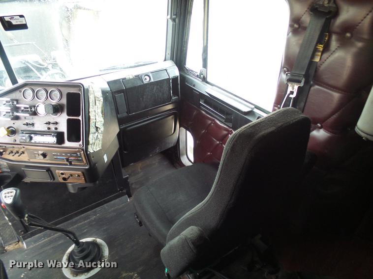 image for item DF7269 2000 Freightliner FLD semi truck