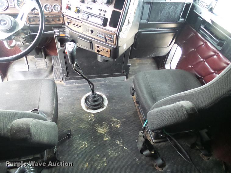 image for item DF7269 2000 Freightliner FLD semi truck