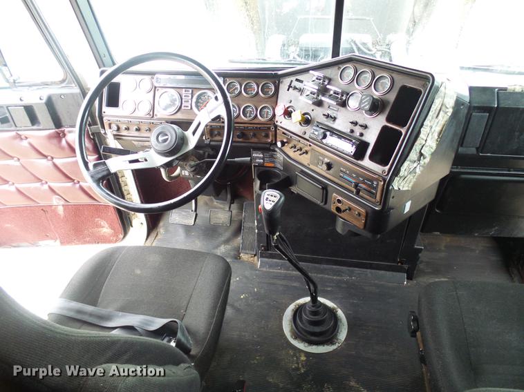 image for item DF7269 2000 Freightliner FLD semi truck