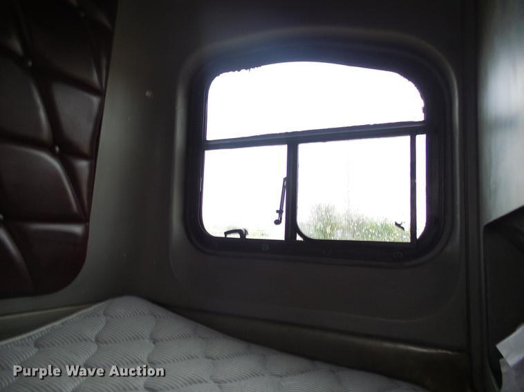 image for item DF7269 2000 Freightliner FLD semi truck