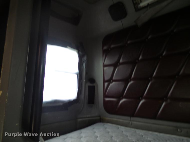 image for item DF7269 2000 Freightliner FLD semi truck