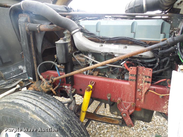 image for item DF7269 2000 Freightliner FLD semi truck