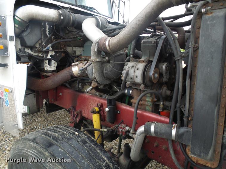 image for item DF7269 2000 Freightliner FLD semi truck