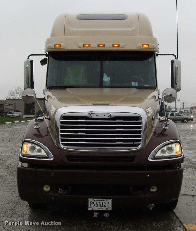 image for item DF7999 2007 Freightliner Columbia semi truck