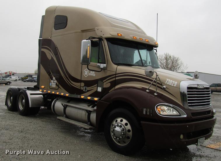 image for item DF7999 2007 Freightliner Columbia semi truck