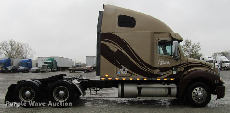 image for item DF7999 2007 Freightliner Columbia semi truck