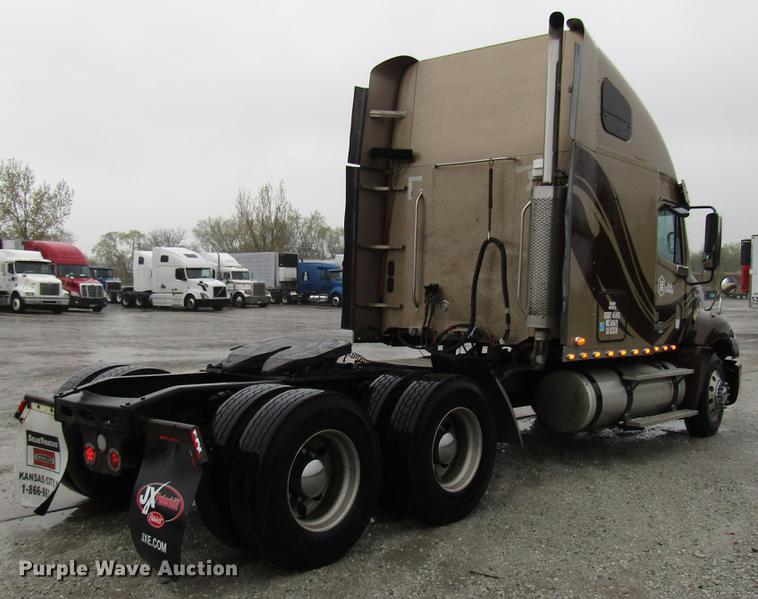 image for item DF7999 2007 Freightliner Columbia semi truck