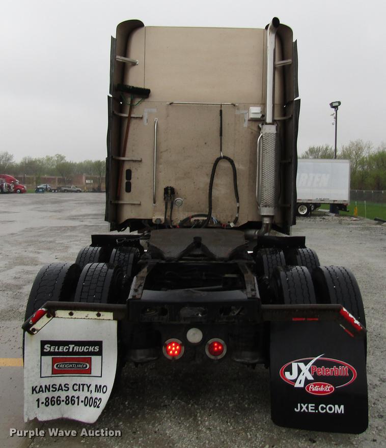 image for item DF7999 2007 Freightliner Columbia semi truck