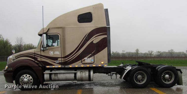 image for item DF7999 2007 Freightliner Columbia semi truck