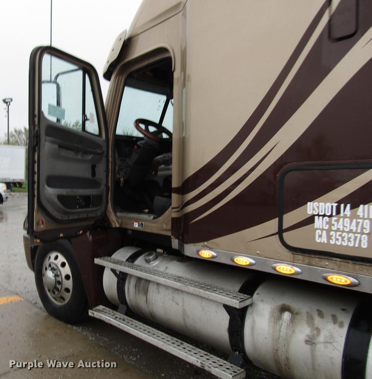 image for item DF7999 2007 Freightliner Columbia semi truck