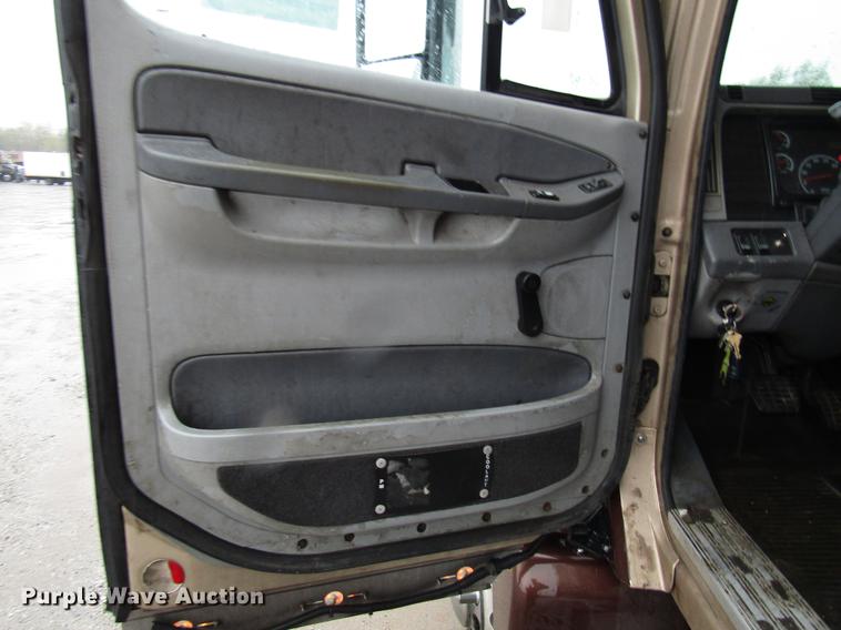 image for item DF7999 2007 Freightliner Columbia semi truck