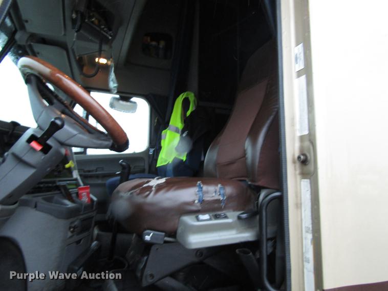 image for item DF7999 2007 Freightliner Columbia semi truck