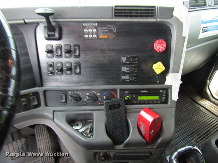 image for item DF7999 2007 Freightliner Columbia semi truck