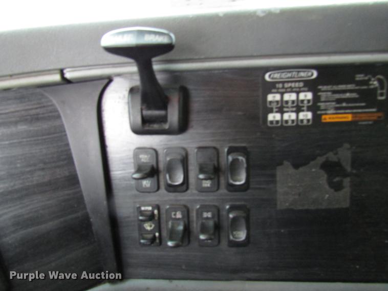 image for item DF7999 2007 Freightliner Columbia semi truck