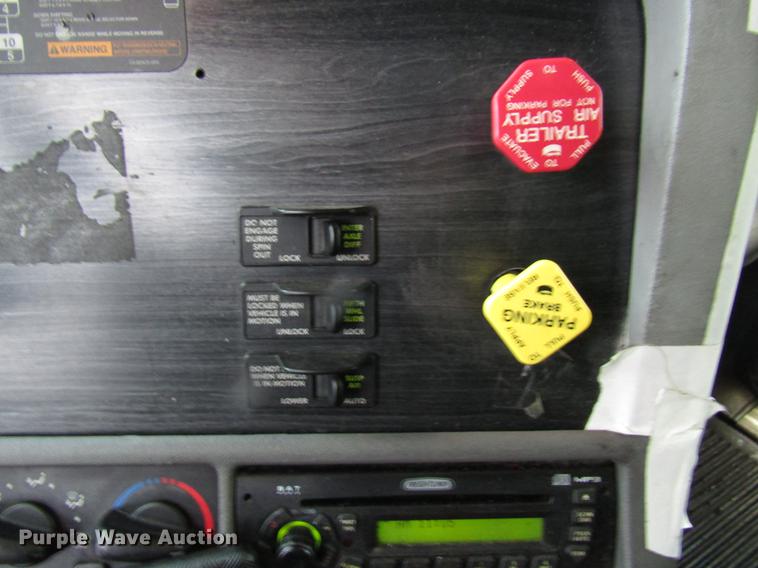 image for item DF7999 2007 Freightliner Columbia semi truck