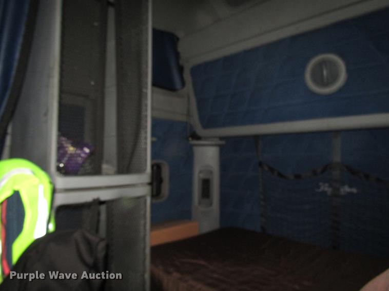 image for item DF7999 2007 Freightliner Columbia semi truck