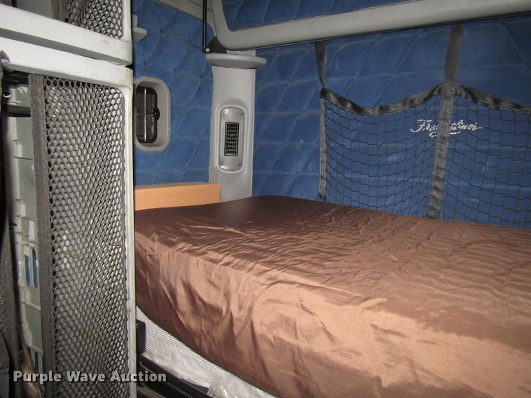 image for item DF7999 2007 Freightliner Columbia semi truck