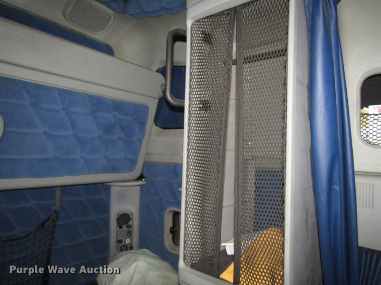 image for item DF7999 2007 Freightliner Columbia semi truck