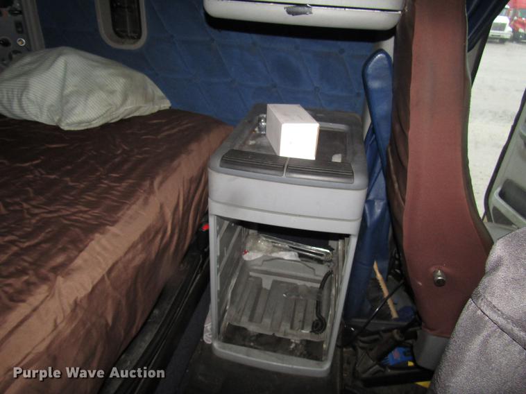 image for item DF7999 2007 Freightliner Columbia semi truck