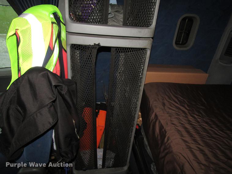 image for item DF7999 2007 Freightliner Columbia semi truck