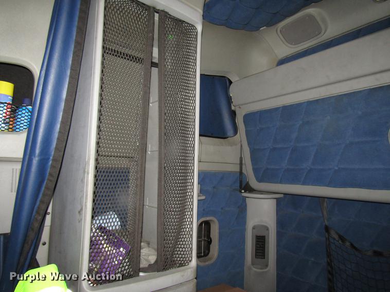 image for item DF7999 2007 Freightliner Columbia semi truck