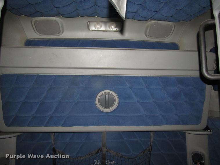 image for item DF7999 2007 Freightliner Columbia semi truck