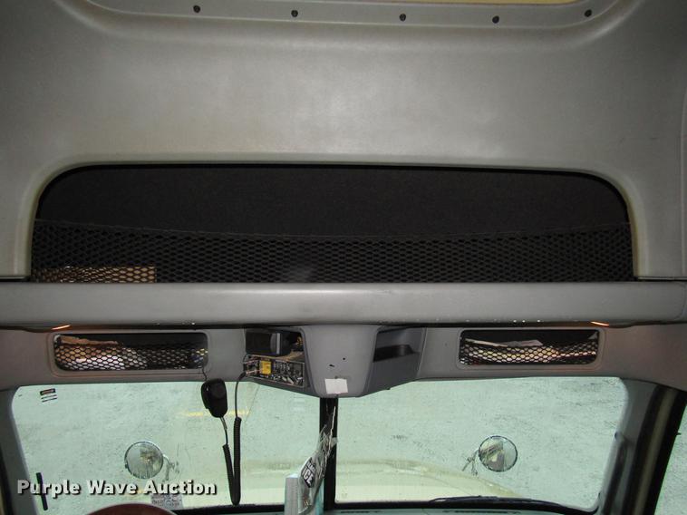 image for item DF7999 2007 Freightliner Columbia semi truck