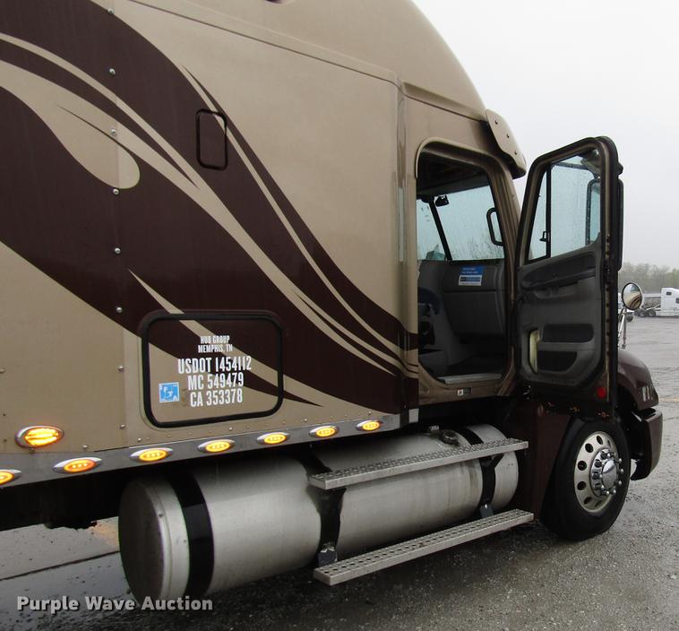 image for item DF7999 2007 Freightliner Columbia semi truck