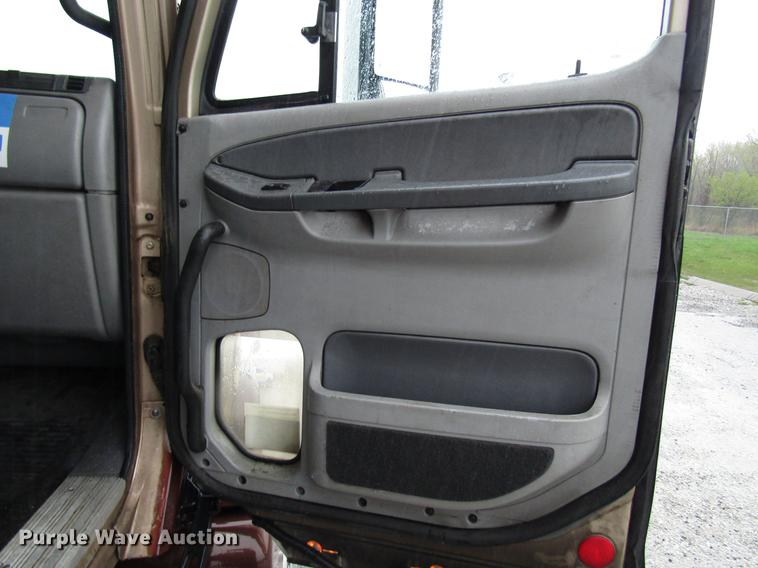 image for item DF7999 2007 Freightliner Columbia semi truck