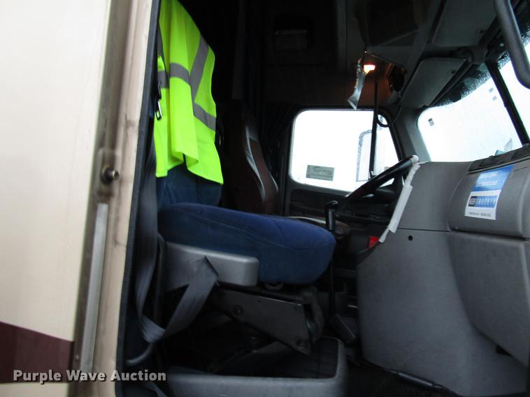 image for item DF7999 2007 Freightliner Columbia semi truck