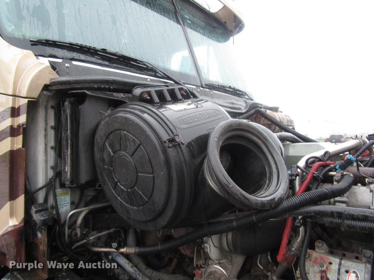 image for item DF7999 2007 Freightliner Columbia semi truck