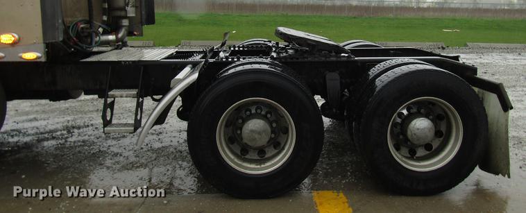 image for item DF7999 2007 Freightliner Columbia semi truck