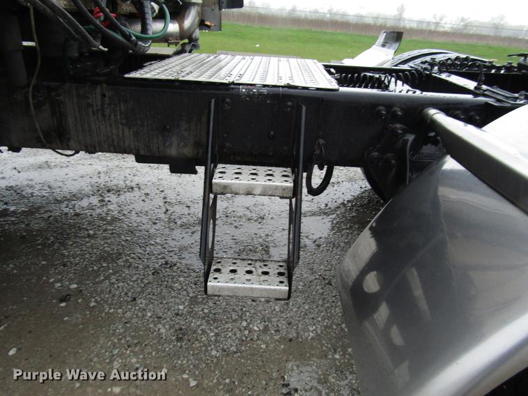 image for item DF7999 2007 Freightliner Columbia semi truck