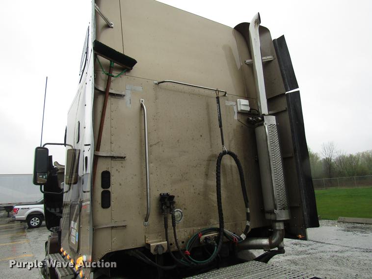 image for item DF7999 2007 Freightliner Columbia semi truck