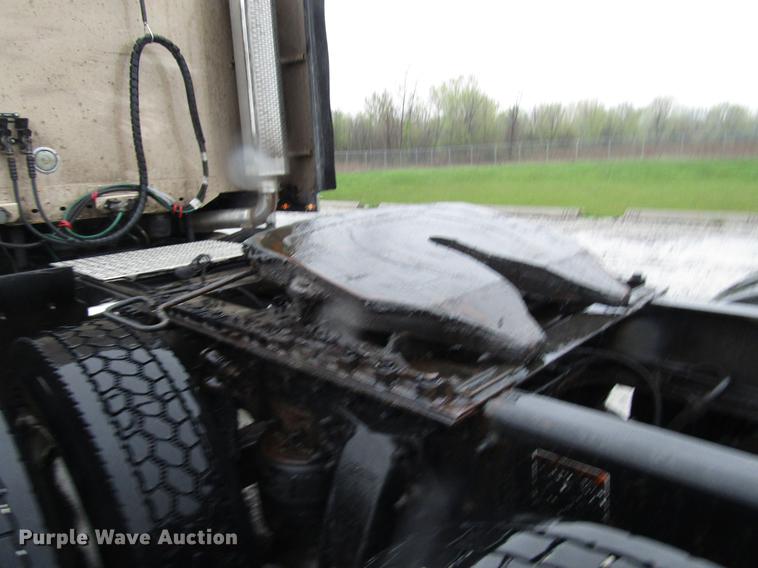 image for item DF7999 2007 Freightliner Columbia semi truck