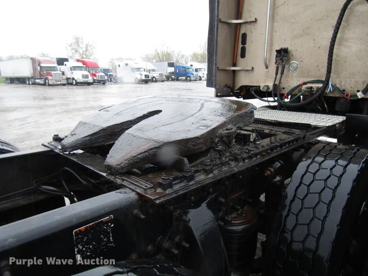 image for item DF7999 2007 Freightliner Columbia semi truck