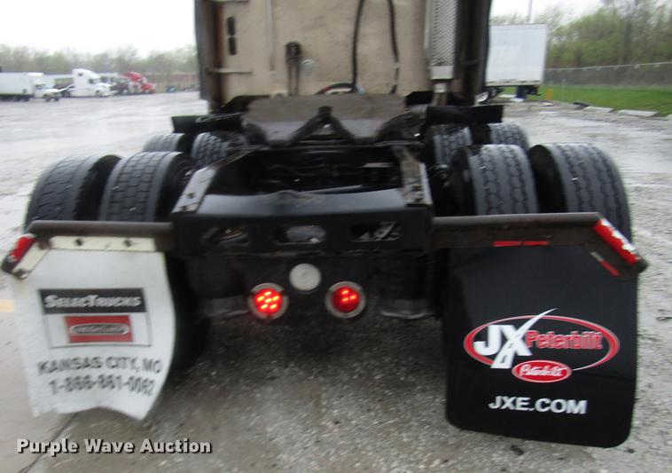 image for item DF7999 2007 Freightliner Columbia semi truck