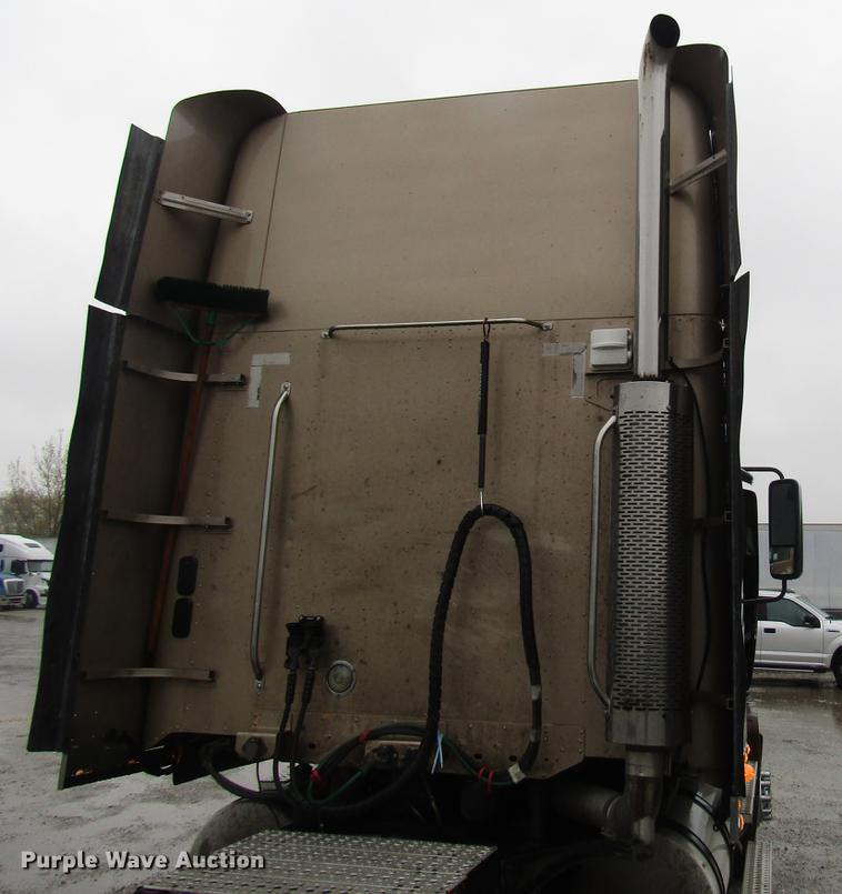 image for item DF7999 2007 Freightliner Columbia semi truck