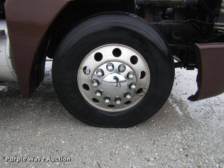 image for item DF7999 2007 Freightliner Columbia semi truck