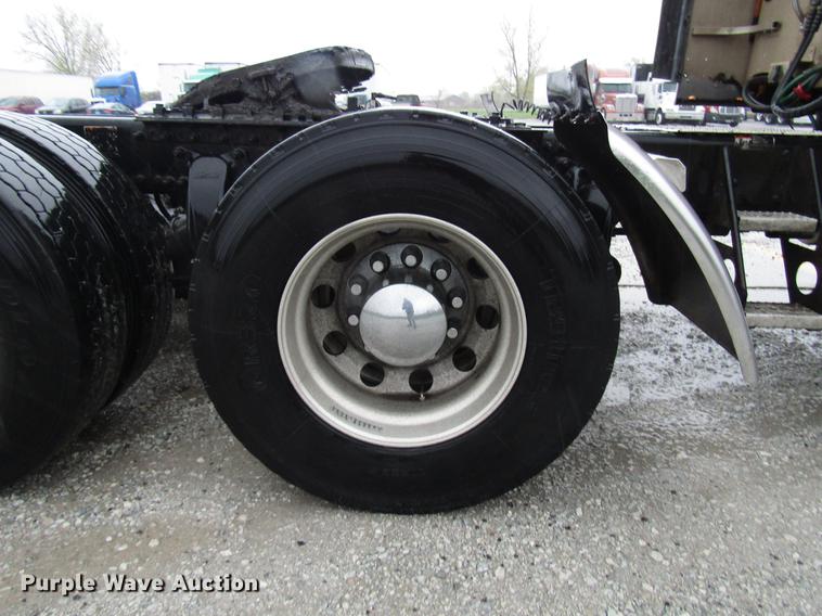 image for item DF7999 2007 Freightliner Columbia semi truck