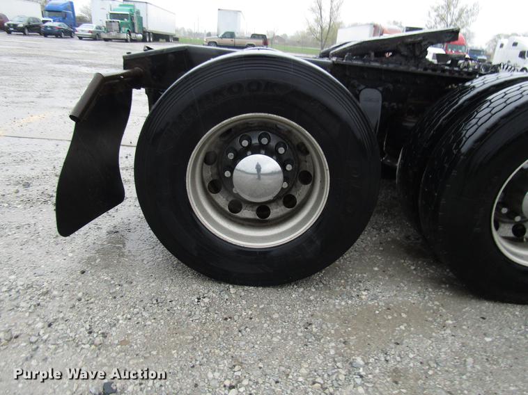 image for item DF7999 2007 Freightliner Columbia semi truck