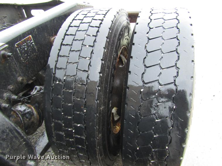 image for item DF7999 2007 Freightliner Columbia semi truck