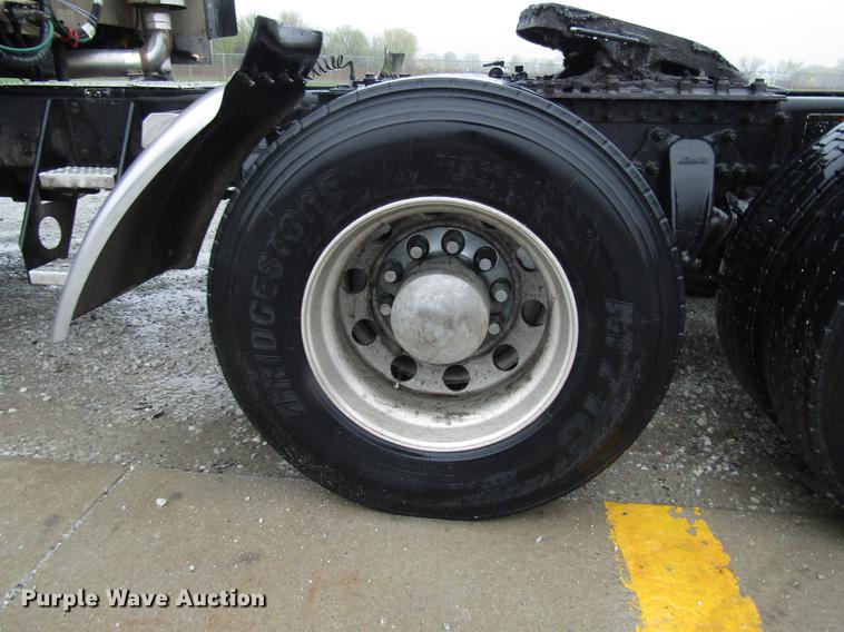 image for item DF7999 2007 Freightliner Columbia semi truck