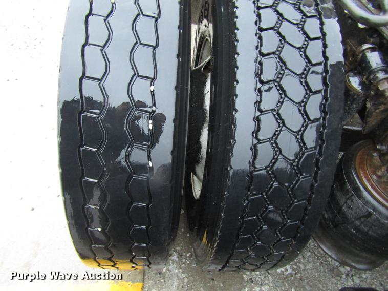 image for item DF7999 2007 Freightliner Columbia semi truck