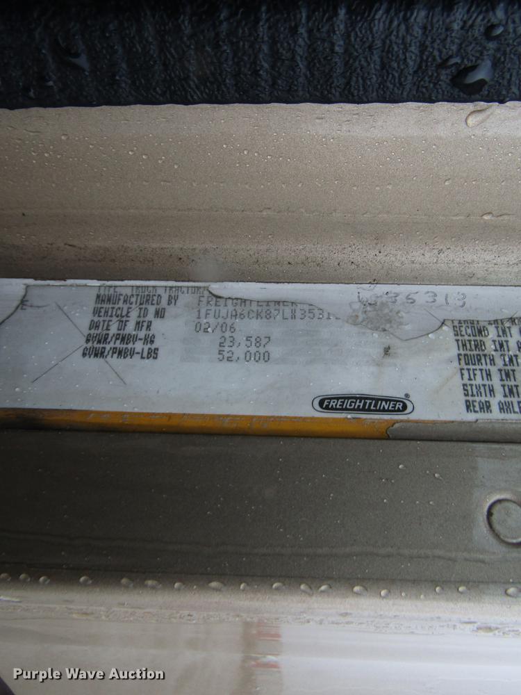 image for item DF7999 2007 Freightliner Columbia semi truck