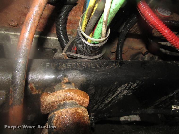 image for item DF7999 2007 Freightliner Columbia semi truck