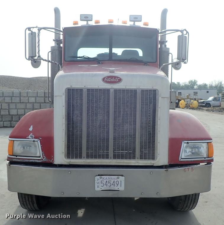 image for item DF8858 2007 Peterbilt 385 semi truck