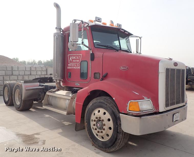 image for item DF8858 2007 Peterbilt 385 semi truck